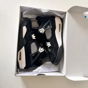 Air Jordan 4 Retro crno-bele patike broj 38.5