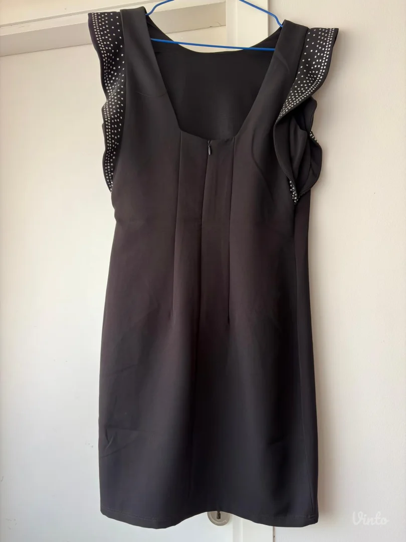 Elegantna crna haljina sa karnerima