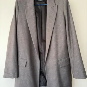 Stradivarius sivi sako na pruge