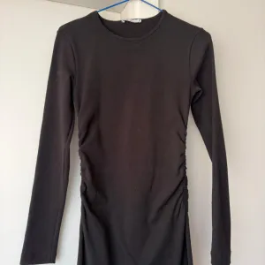 Zara crna haljina - dugi rukavi