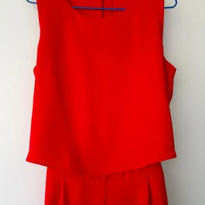 Elegantni Zarin crveni kombinezon