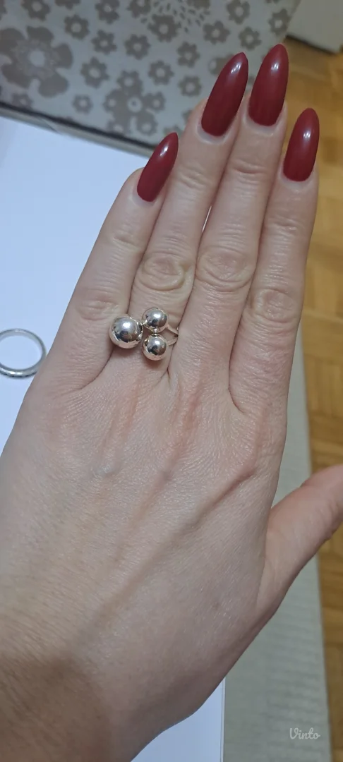 Srebrni prsten sa 3 kugle