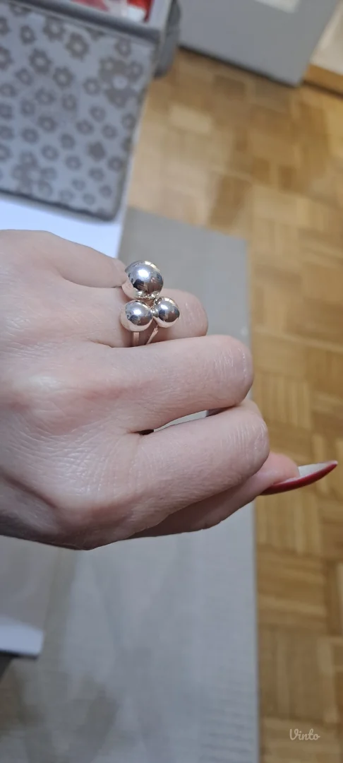 Srebrni prsten sa 3 kugle