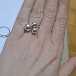 Srebrni prsten sa 3 kugle