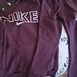 Nike nova decija trenerka