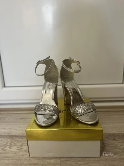 srebrne sandale na štiklu