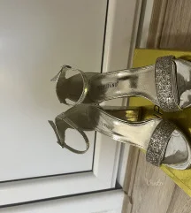 srebrne sandale na štiklu