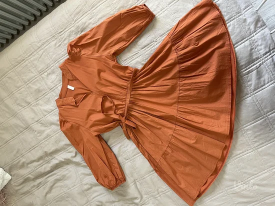 narandžasta mini haljina