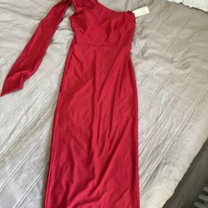 elegantna crvena haljina