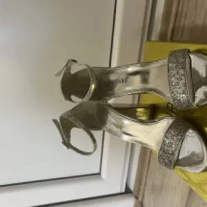 srebrne sandale na štiklu