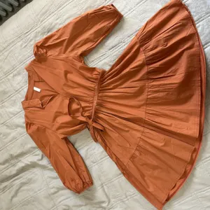 narandžasta mini haljina