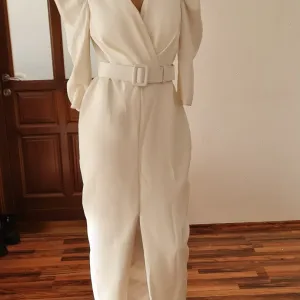 Bela svečana haljina