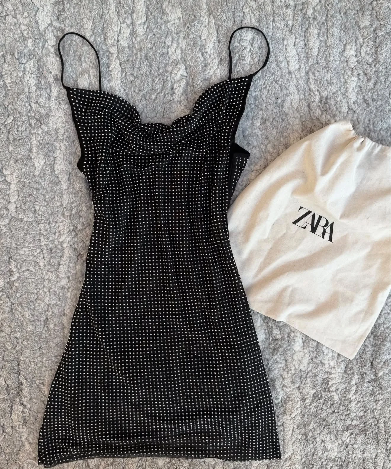 Zara mini haljina sa sljokicama, S velicina