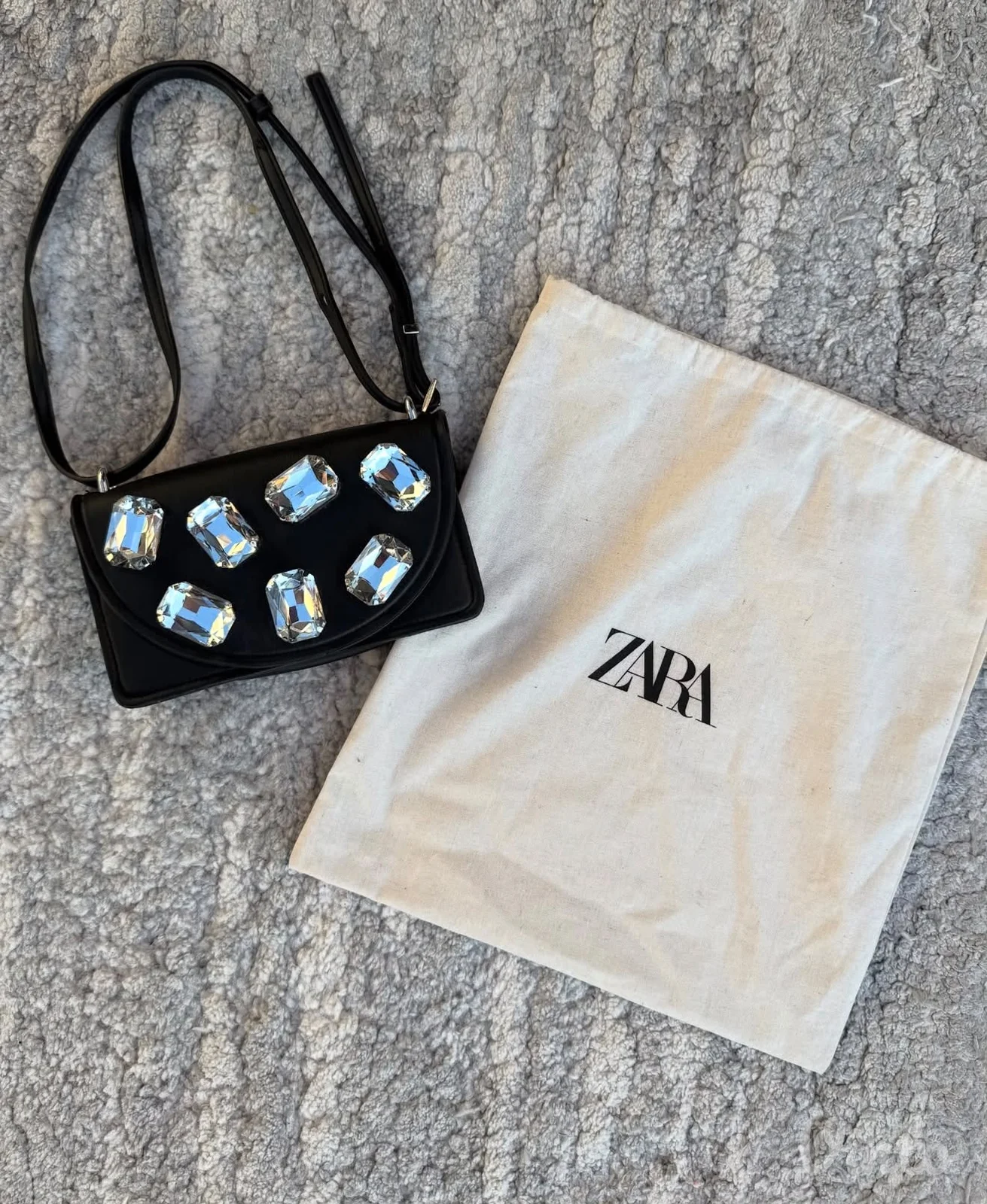 Zara mini torbica sa kamenjem