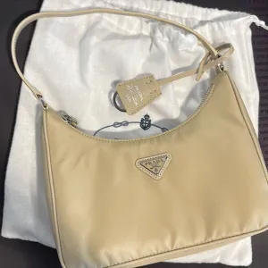 prada re-edition nylon bag