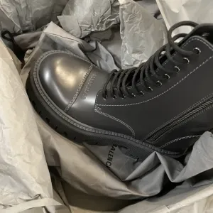 balenciaga cizme