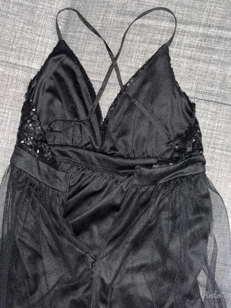 Elegantna crna haljina sa šljokicama i tilom