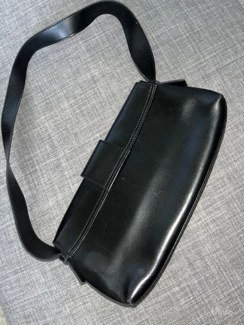 Mona kožna torbica-crna, elegantna