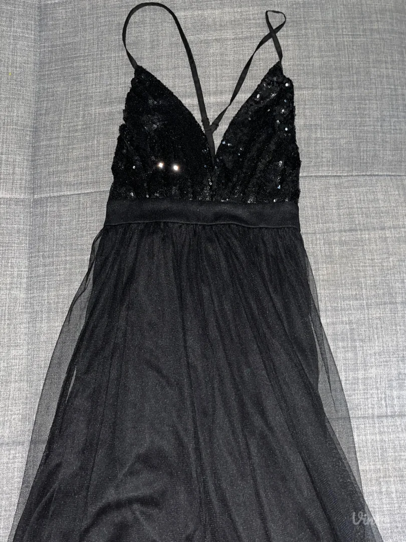 Elegantna crna haljina sa šljokicama i tilom