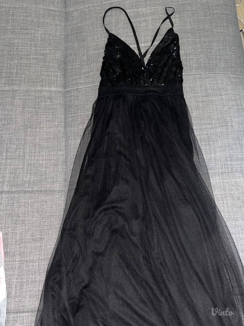 Elegantna crna haljina sa šljokicama i tilom