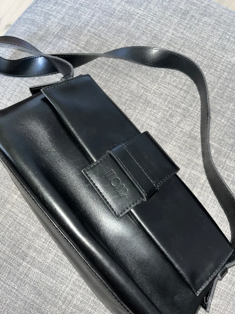 Mona kožna torbica-crna, elegantna