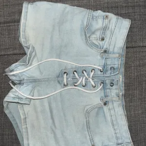 FB Sister šorts na pertlanje – New Yorker