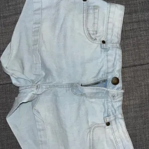 Basic svetlo plavi teksas šorts