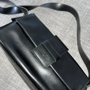 Mona kožna torbica-crna, elegantna