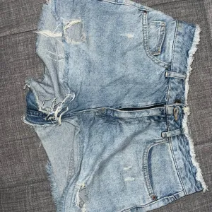 LCW Jeans svetli teksas šorts sa "destroyed" efektom