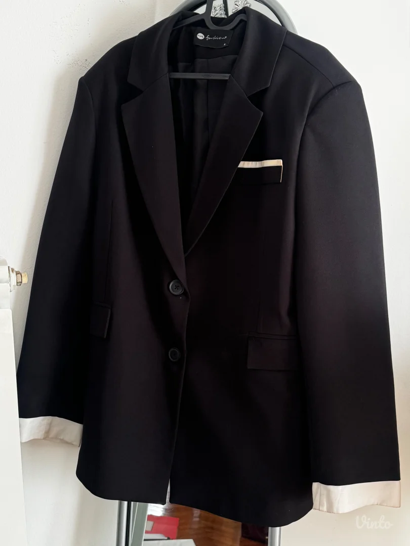 crni oversized sako