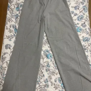 Stradivarius elegantne pantalone