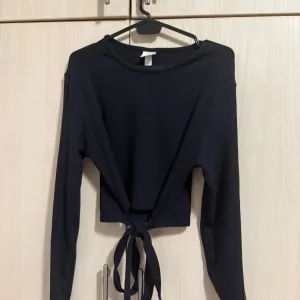 H&M crop majica na vezivanje