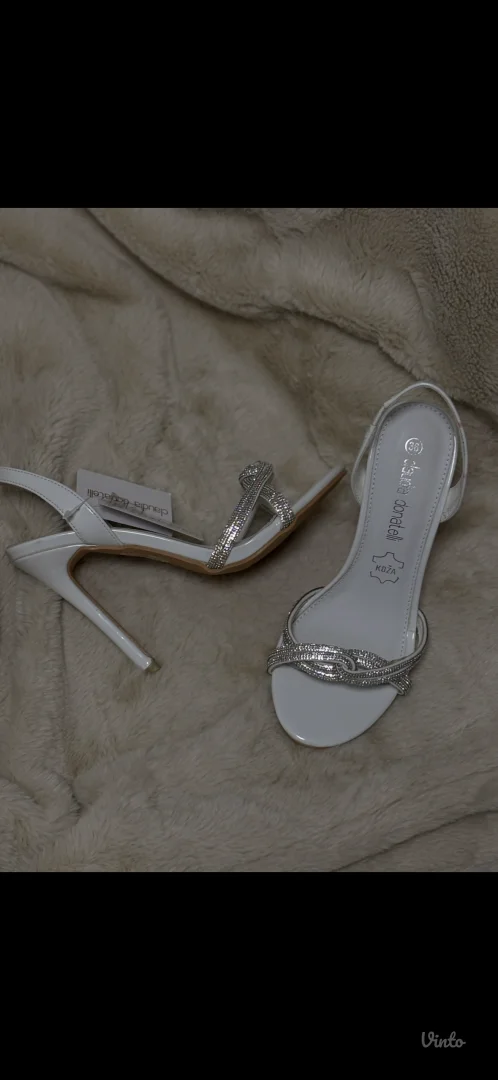 Bele sandale sa visokom potpeticom