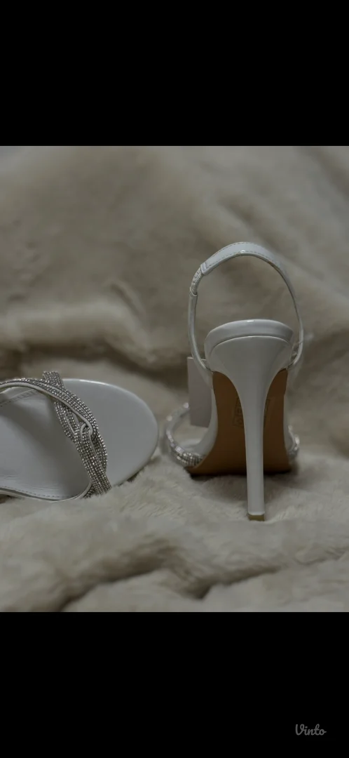 Bele sandale sa visokom potpeticom