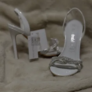 Bele sandale sa visokom potpeticom