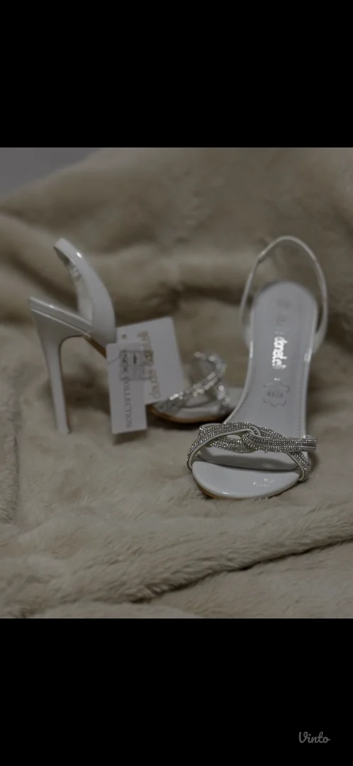 Bele sandale sa visokom potpeticom