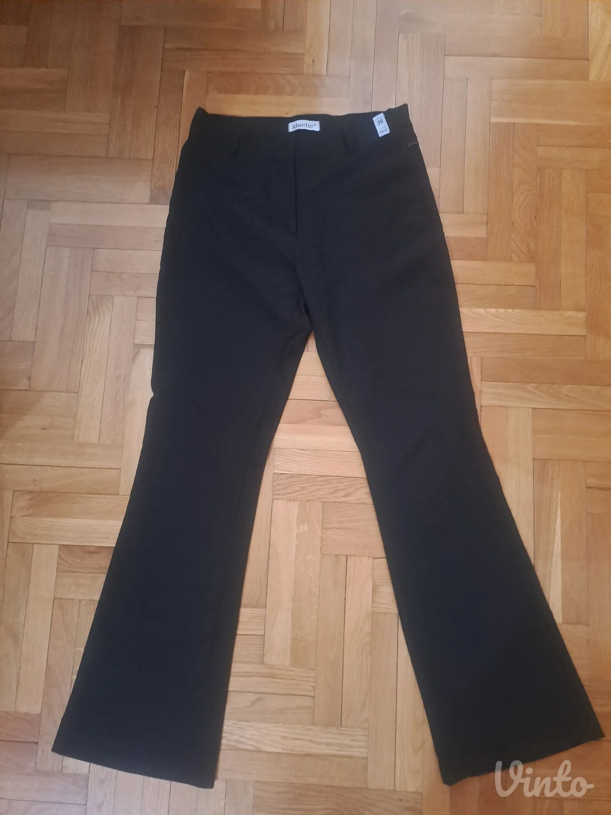 ženske pantalone sa dezenom na zadnjim džepovima