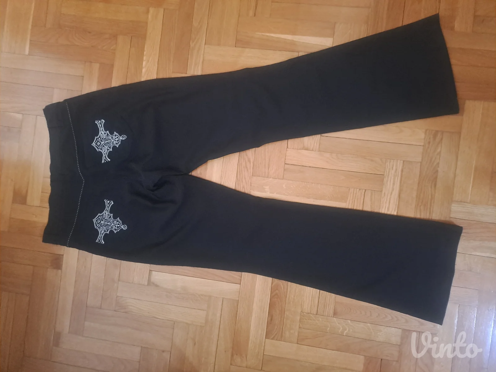 ženske pantalone sa dezenom na zadnjim džepovima