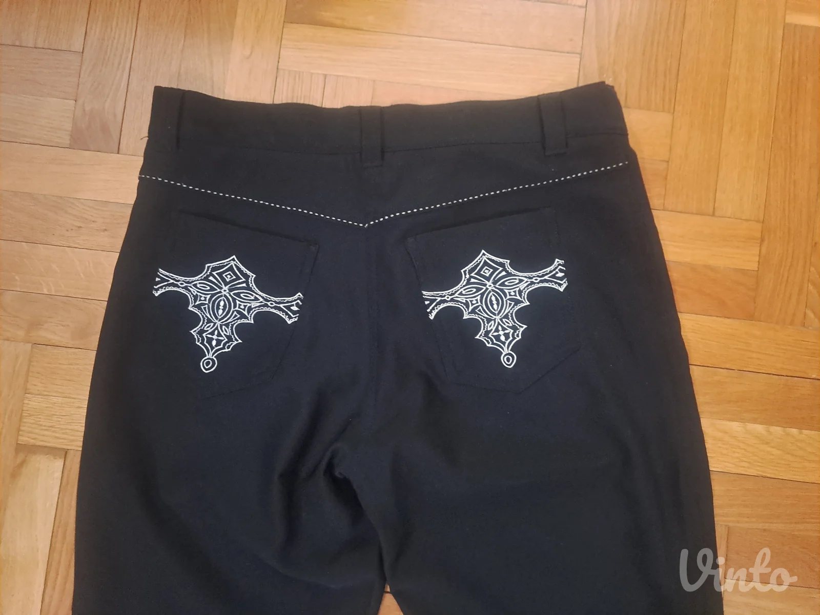 ženske pantalone sa dezenom na zadnjim džepovima