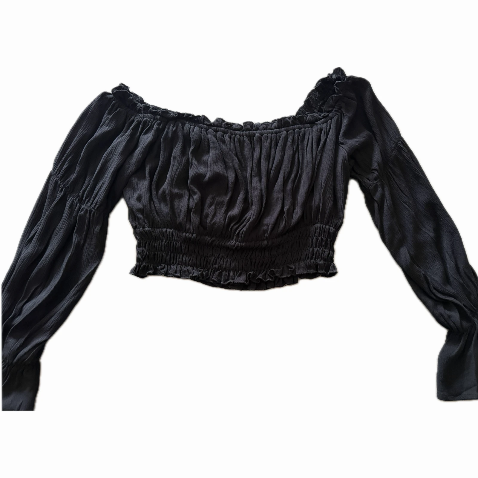Crni off-shoulder crop top sa dugim rukavima