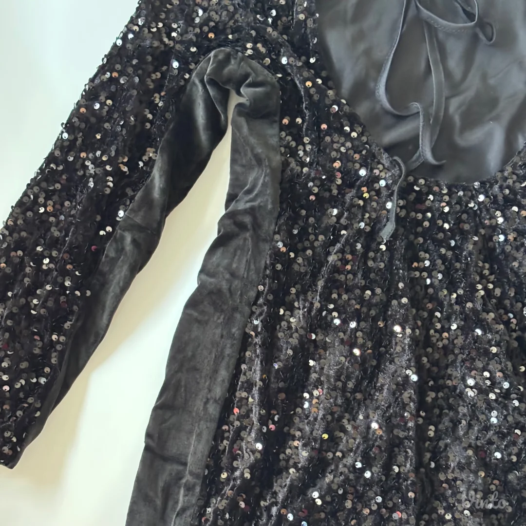 svecana sljokicava haljinica