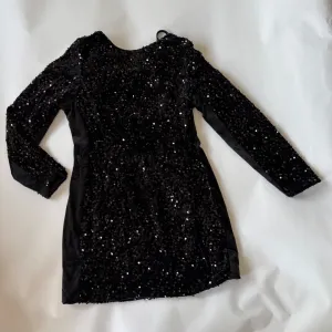 svecana sljokicava haljinica