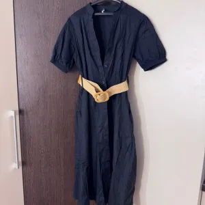 Crna haljina sa kaisem