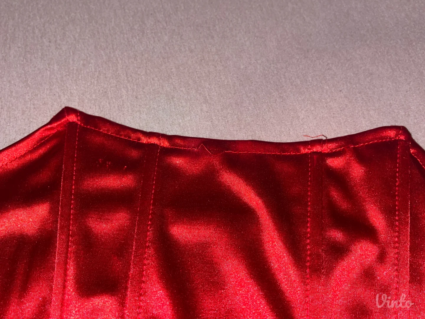 Crveni satenski korset