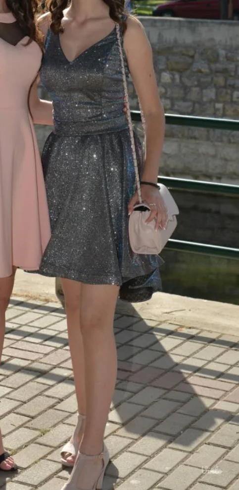 Šljokičava haljina za malu maturu