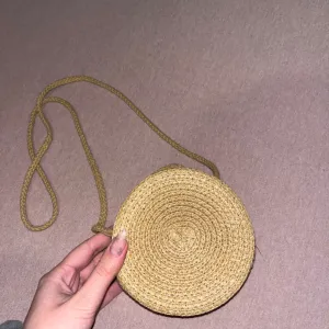 Mini pletena torbica