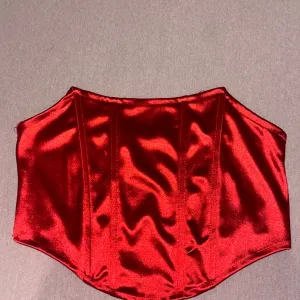 Crveni satenski korset
