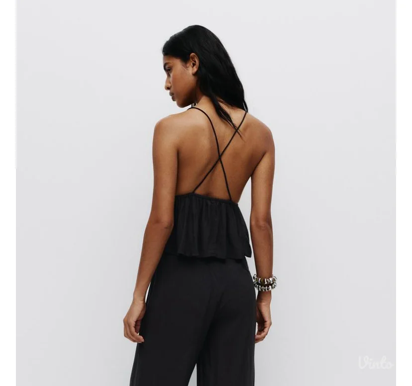 Pullandbear top sa etiketom