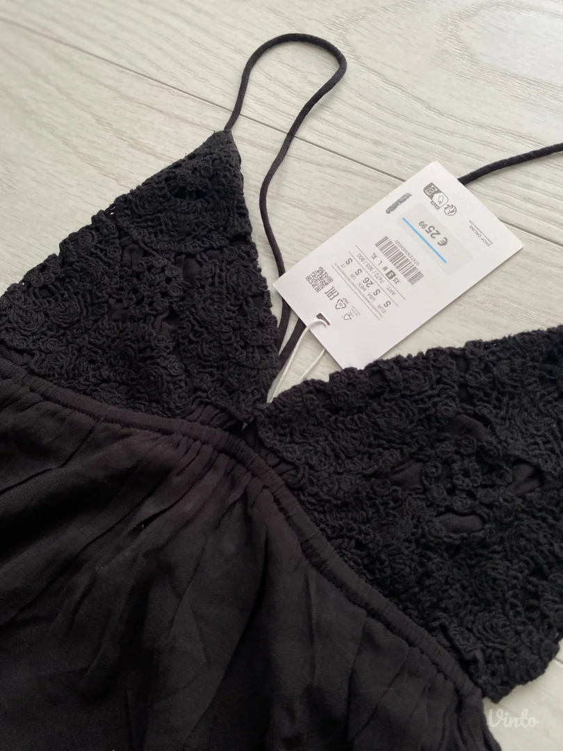 Pullandbear top sa etiketom