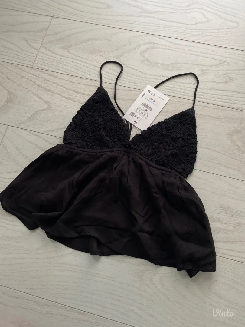 Pullandbear top sa etiketom